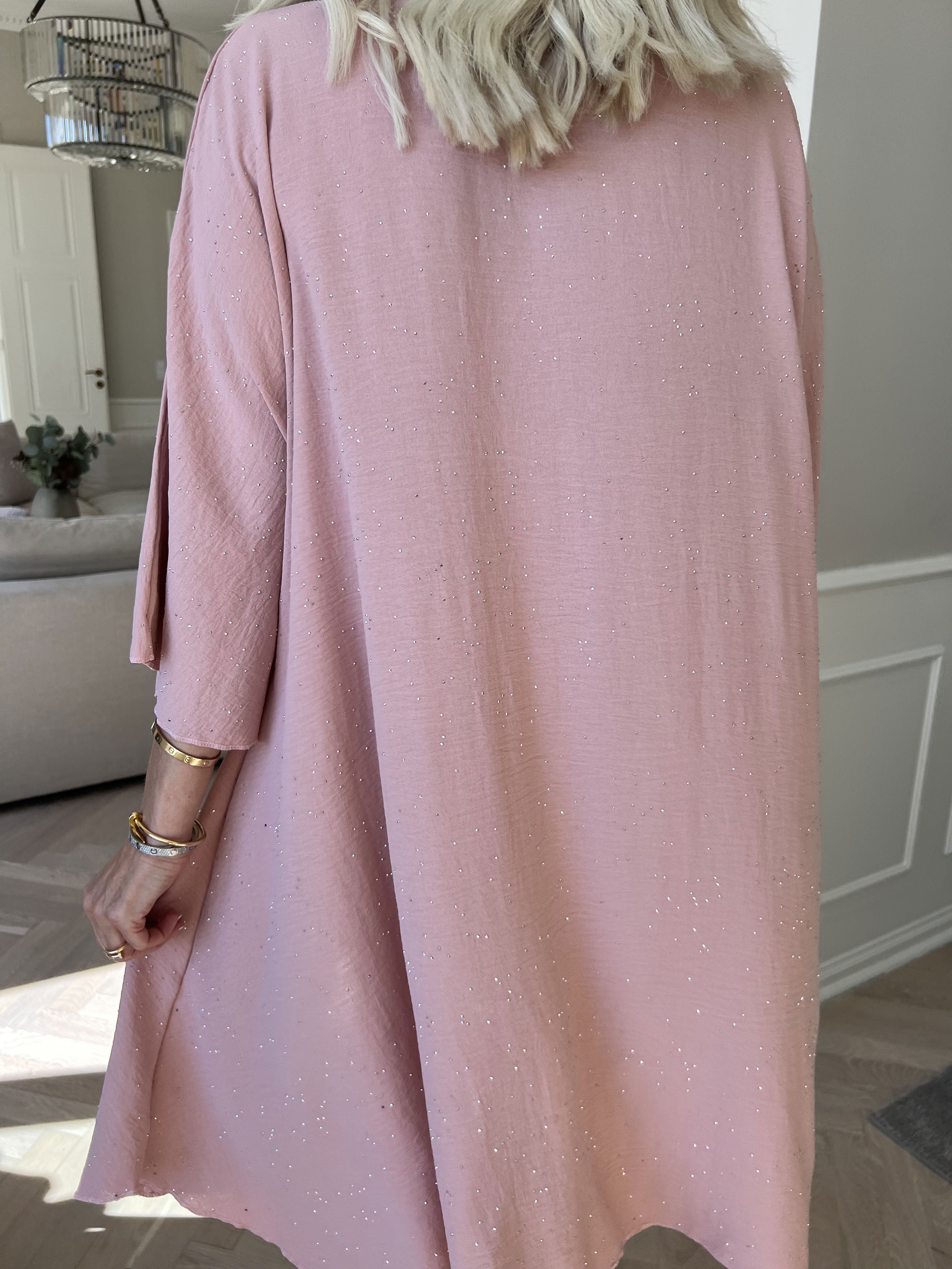 Johanne - Fin enfärgad klänning utsmyckad med fuskpäls